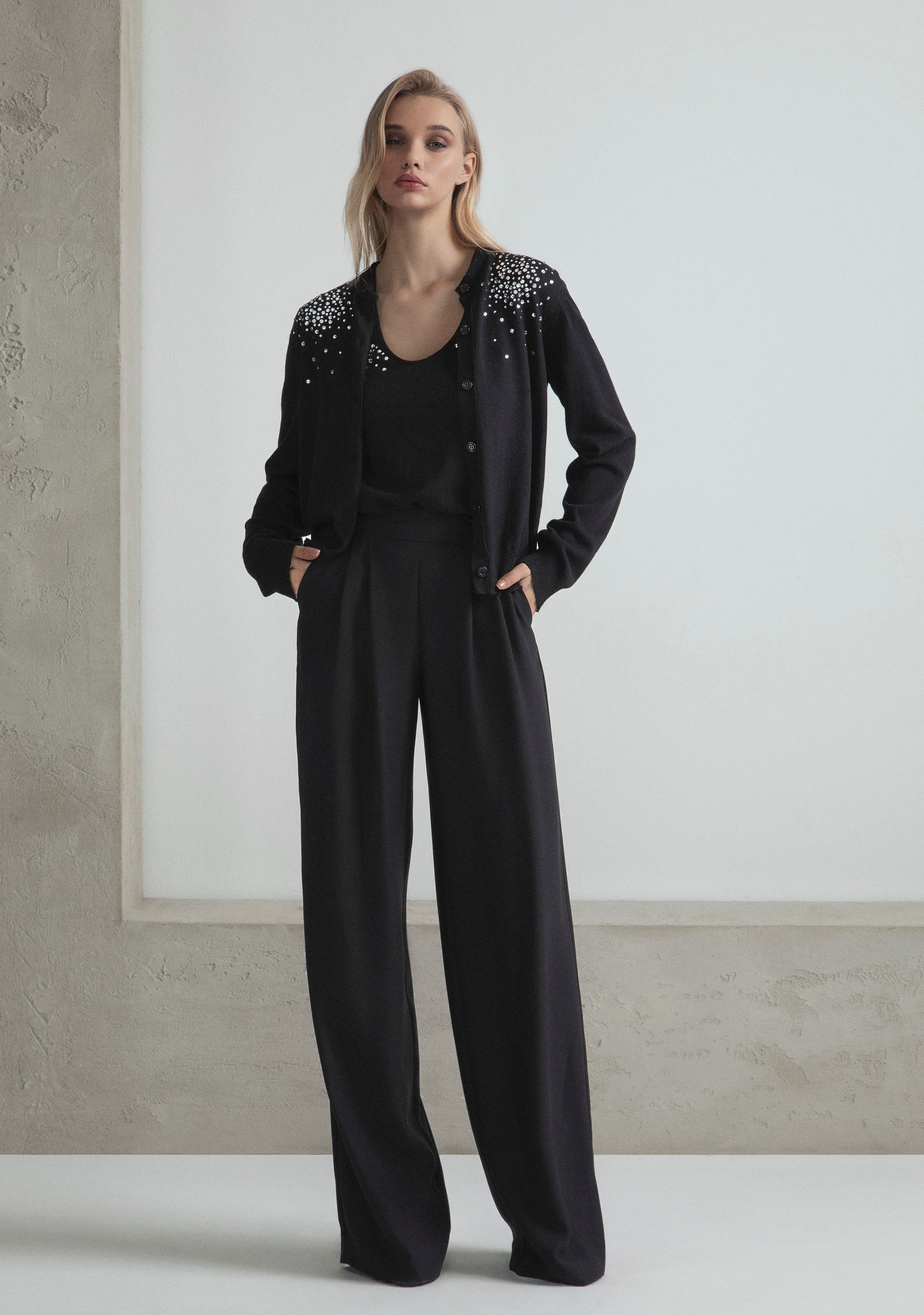 TANK TOP CON STRASS SULLO SCOLLO IN MISTO CASHMERE