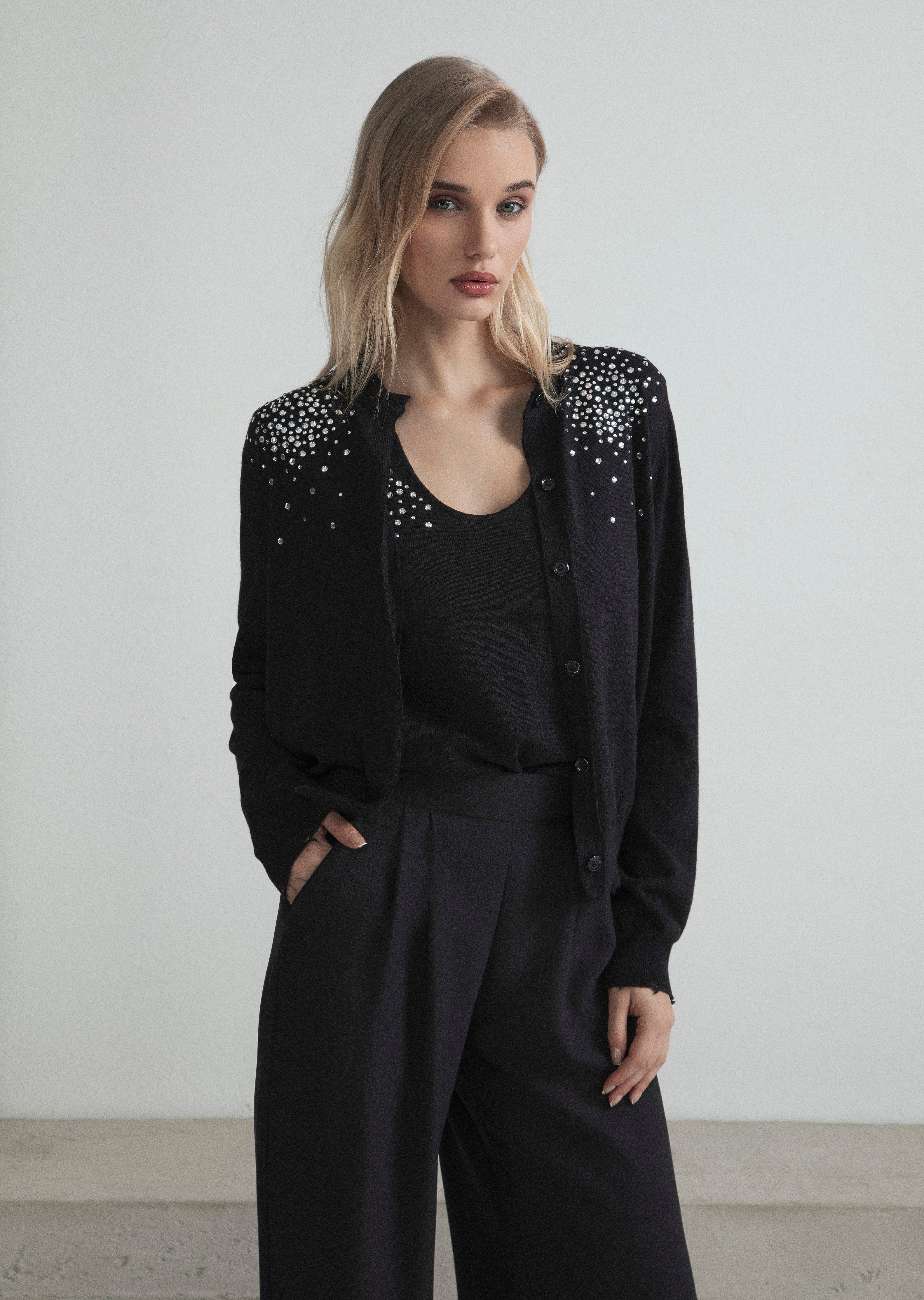 TANK TOP CON STRASS SULLO SCOLLO IN MISTO CASHMERE