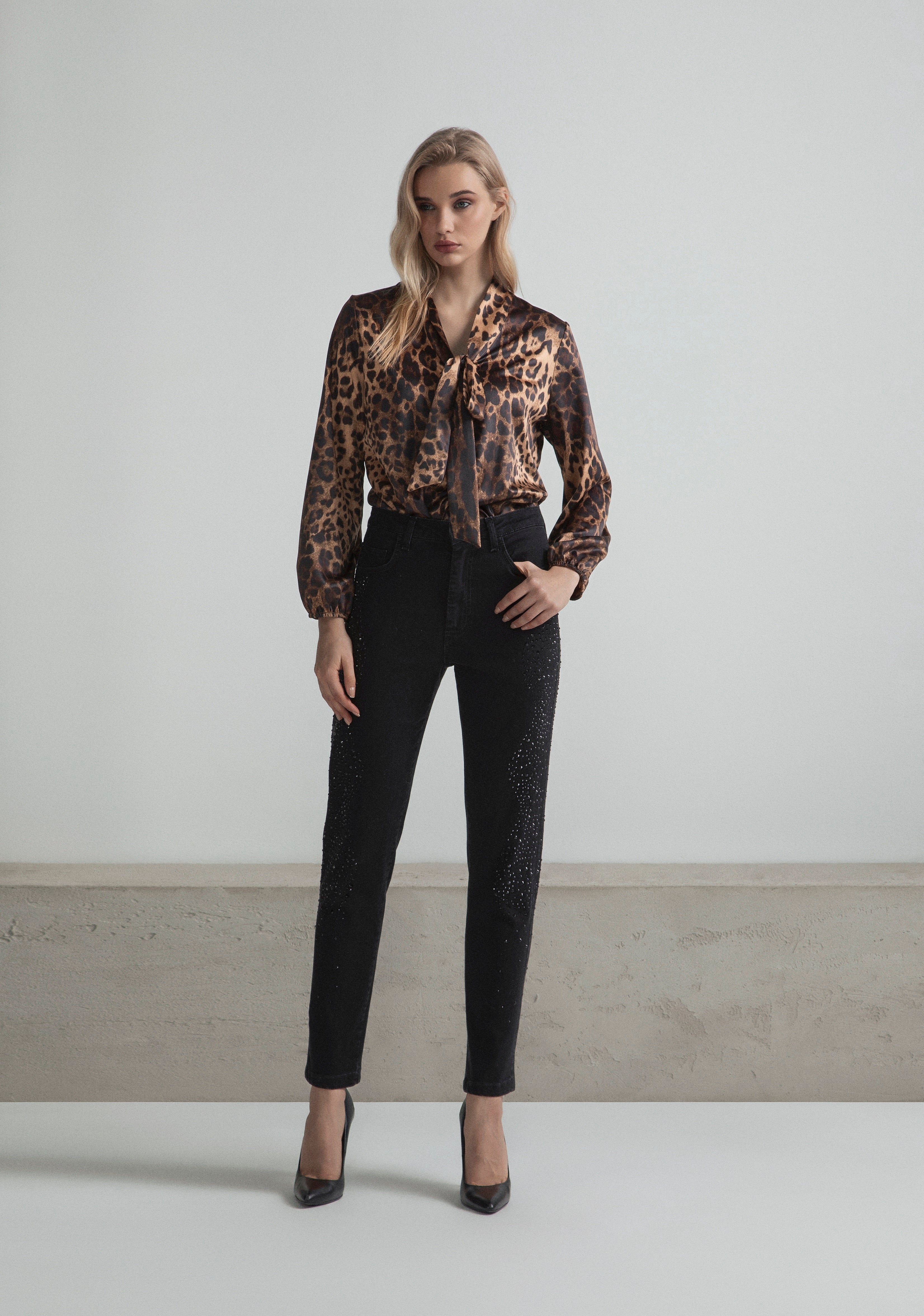 BLACK DENIM WITH STRAIGHT LEG AND RHINESTONE POCKETS