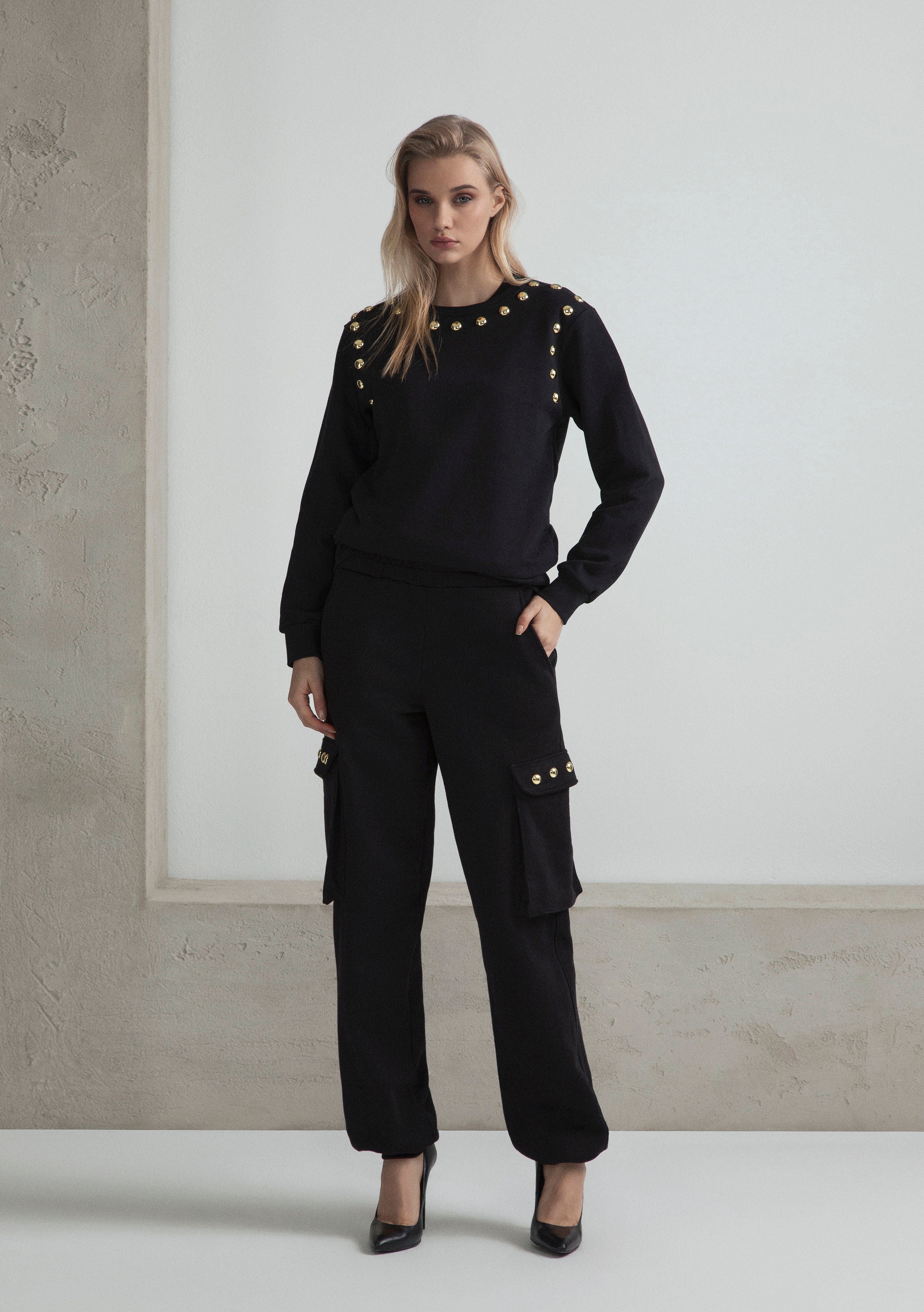 STRAIGHT LEG CARGO SWEATSHIRT WITH GOLD STUDS ON THE POCKETS