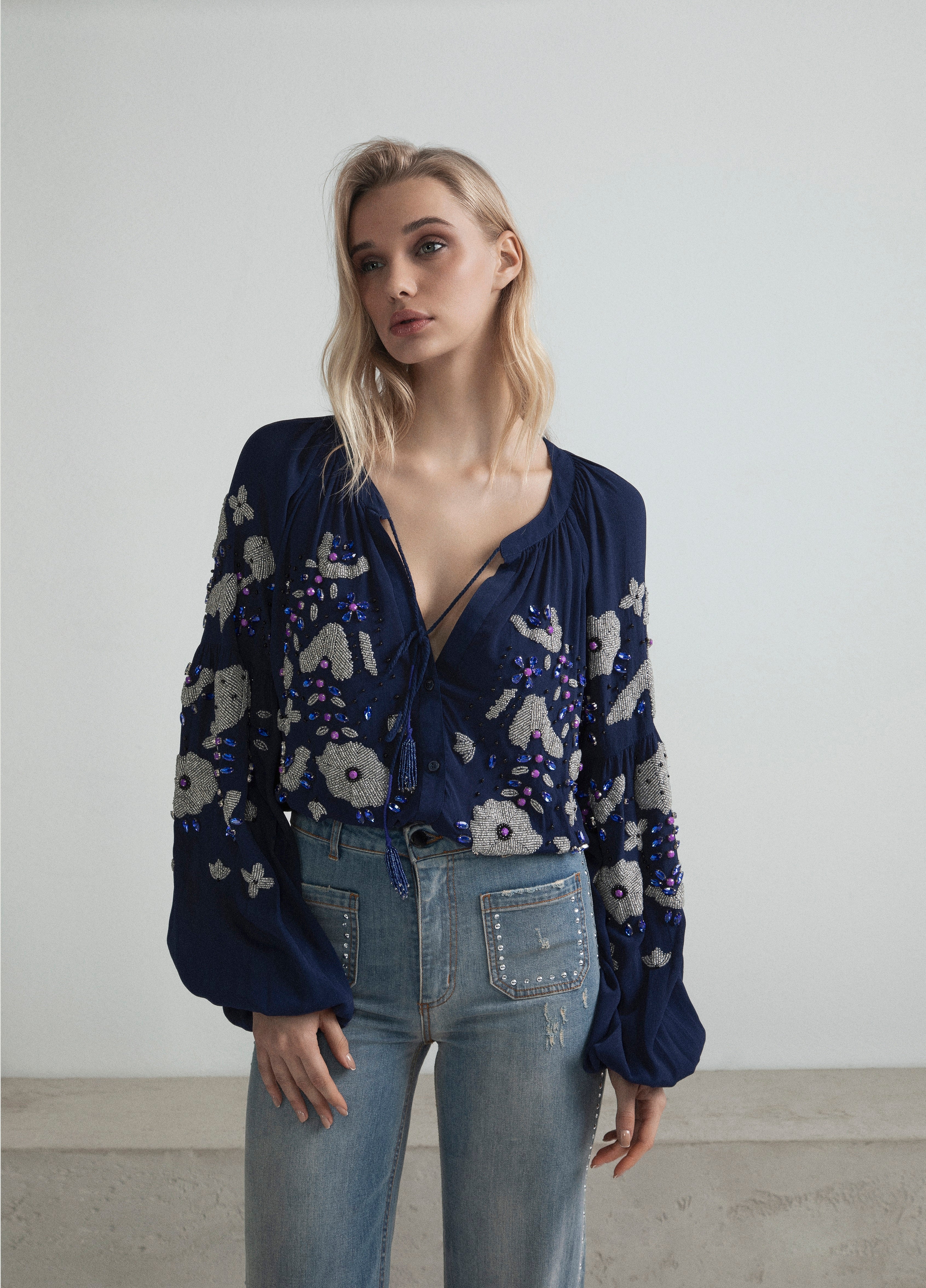 BLUSA RICAMATA A MANO CON CRISTALLI COLORATI E NAPPINE