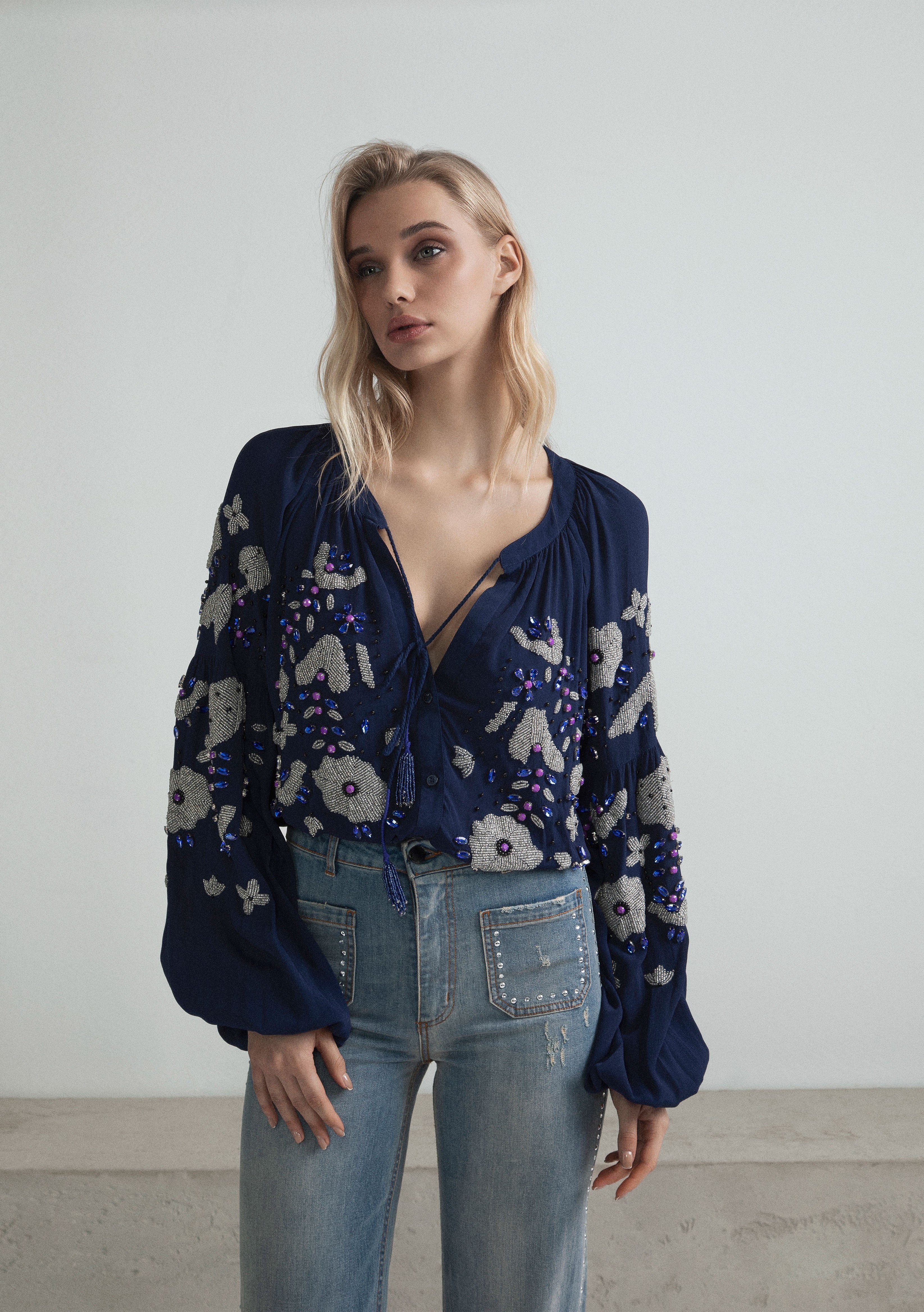 BLUSA RICAMATA A MANO CON CRISTALLI COLORATI E NAPPINE