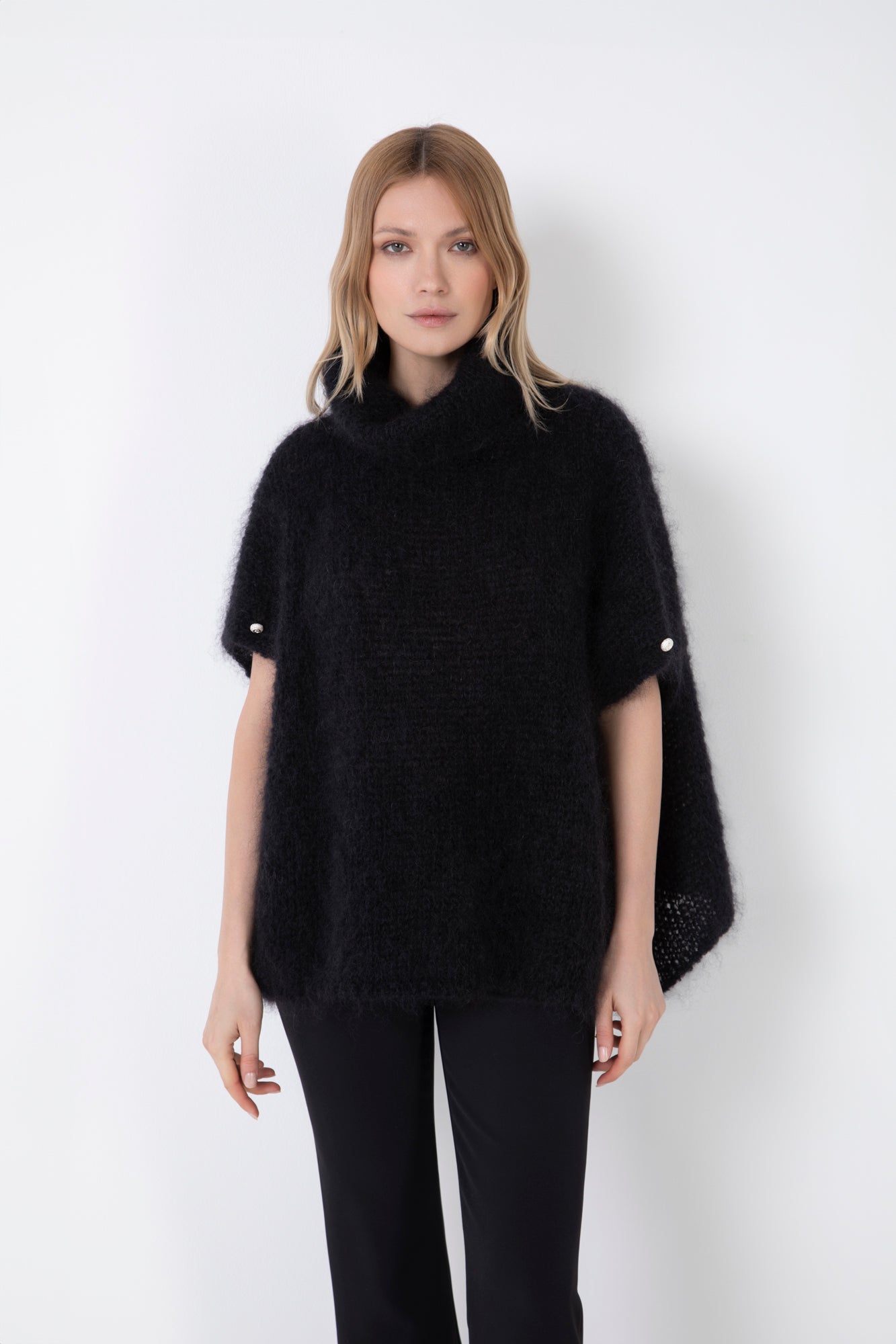 SOFT, OVERSIZED CAPE IN WOOL AND MOHAIR BLEND