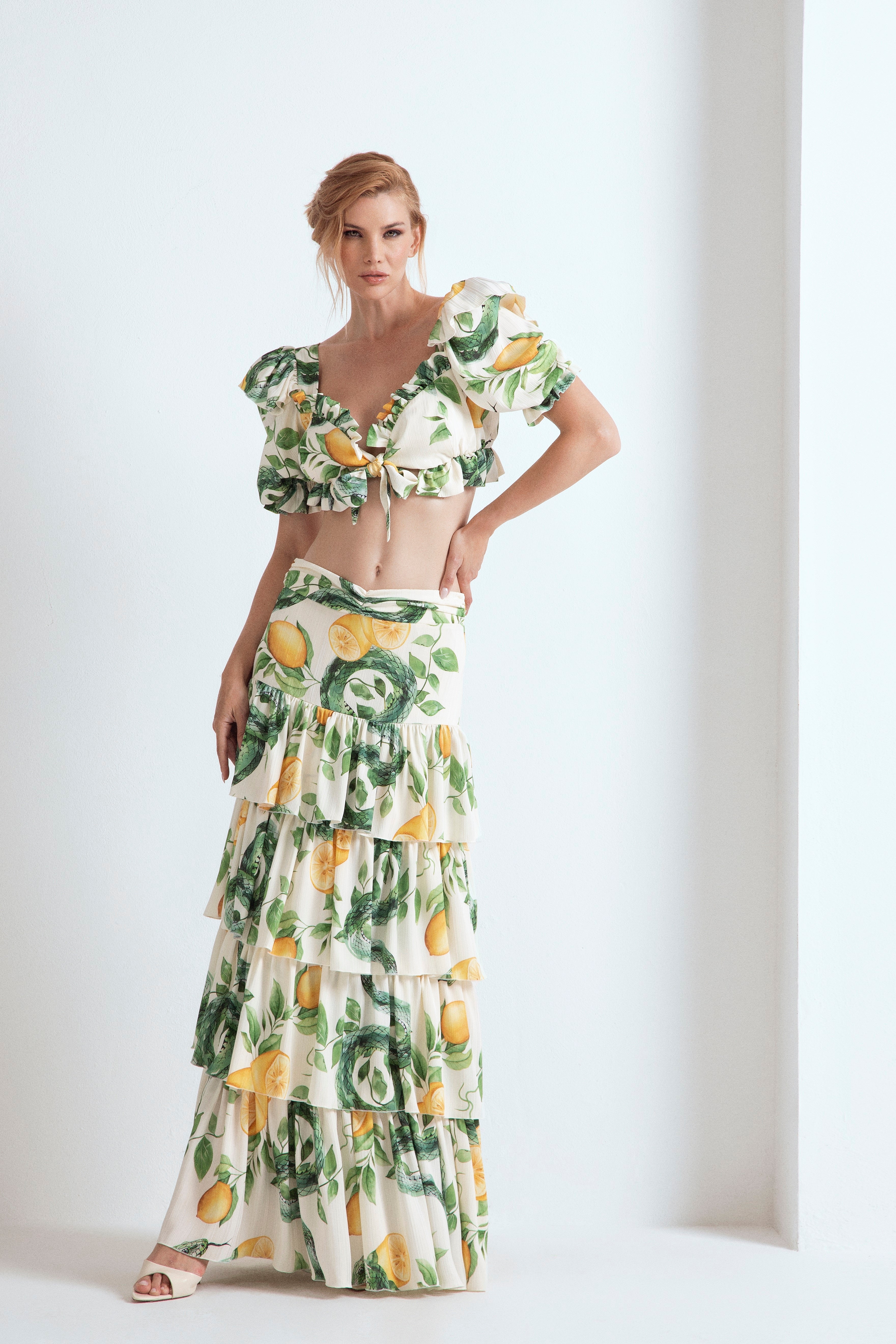 TOP CON ROUCHES E FIOCCO CON GONNA LUNGA A BALZE