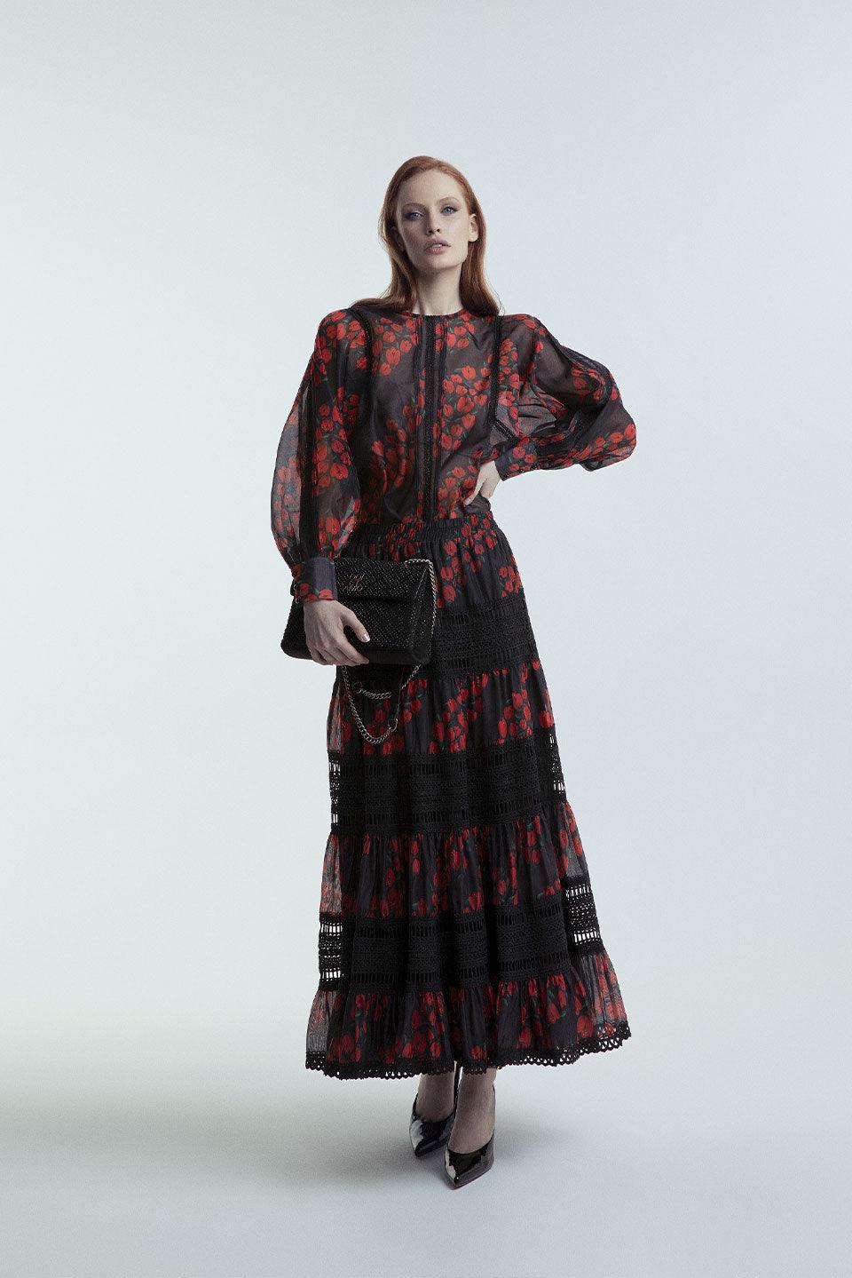COORDINATO BLUSA SEMITRASPARENTE E GONNA LUNGA A BALZE STAMPA FIORI ROSSI