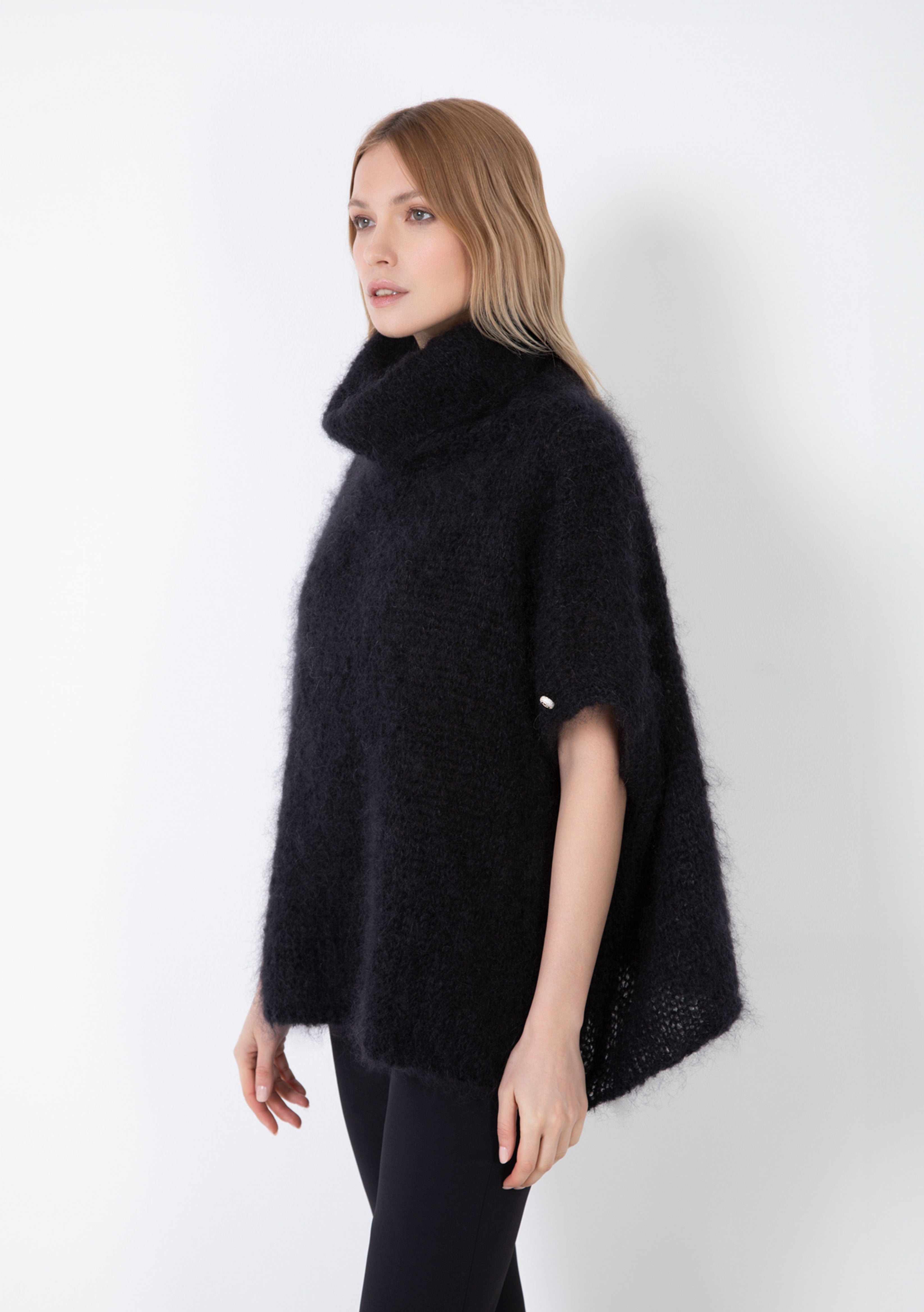 SOFT, OVERSIZED CAPE IN WOOL AND MOHAIR BLEND