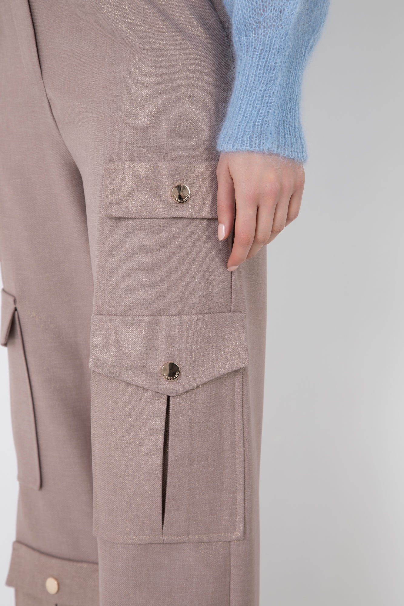 PANTALONE CARGO LAMINATO CON BOTTONI E TASCHE