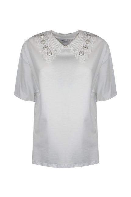 Studio product shot of a plain white, oversized crewneck T-shirt with short sleeves on a neutral background.