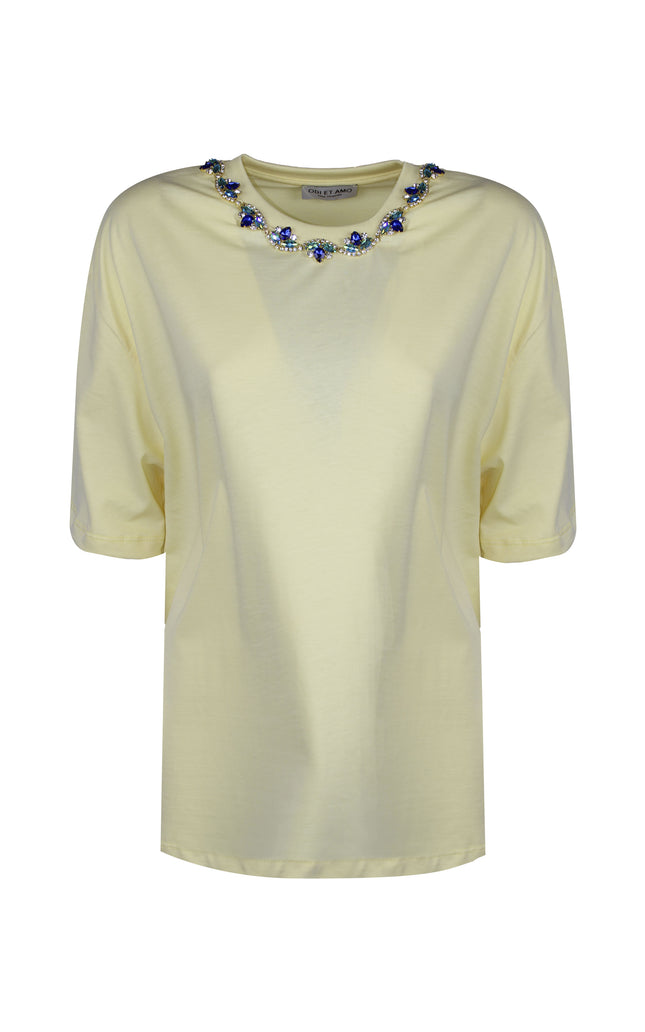 T-shirt oversize da donna gialla con scollo tondo impreziosito da pietre gioiello blu e oro.