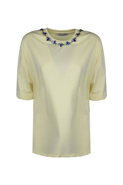 T-shirt oversize da donna gialla con scollo tondo impreziosito da pietre gioiello blu e oro.