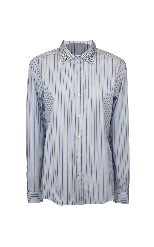 Camicia azzurra a righe sottili con colletto decorato da strass e borchie luminose