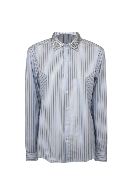 Camicia azzurra a righe sottili con colletto decorato da strass e borchie luminose