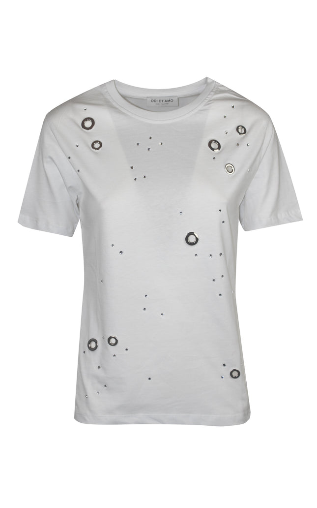 Dettaglio ravvicinato di t-shirt bianca in cotone con design di strass e occhielli
