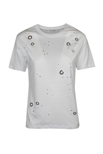 Dettaglio ravvicinato di t-shirt bianca in cotone con design di strass e occhielli