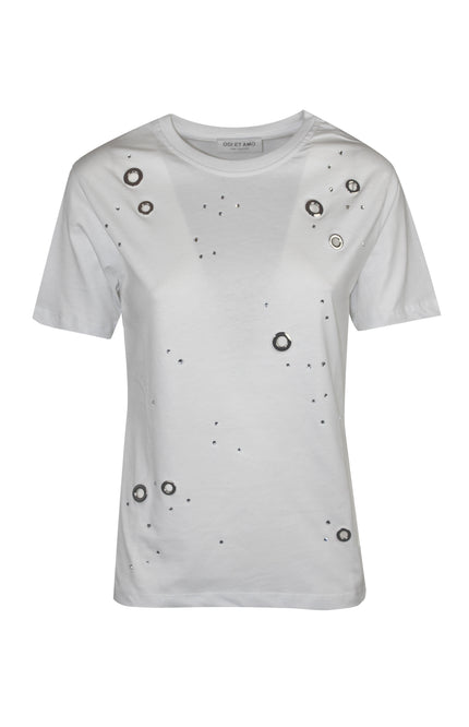 Dettaglio ravvicinato di t-shirt bianca in cotone con design di strass e occhielli