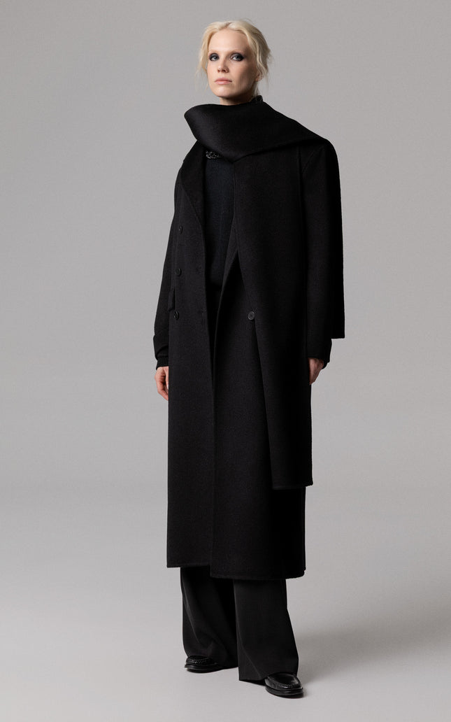 ALT Text: Cappotto sartoriale e tessuto 100% lana style CAPPOTTO OVERSIZE 100% LANA CON SCIARPA REMOVIBILE for women