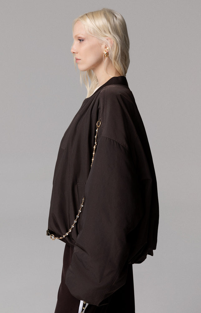 ALT Text: Chiusura con zip decorata da una catena charme style BOMBER OVERSIZE MANICA A PALLONCINO for women