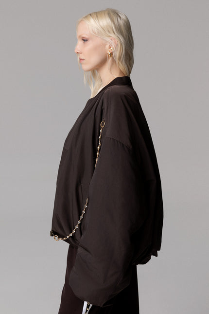 ALT Text: Chiusura con zip decorata da una catena charme style BOMBER OVERSIZE MANICA A PALLONCINO for women