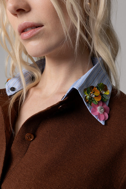 ALT Text: Collo stile camicia removibile e fiori ricamati a mano style CARDIGAN CON RICAMO FIORI E CRISTALLI for women