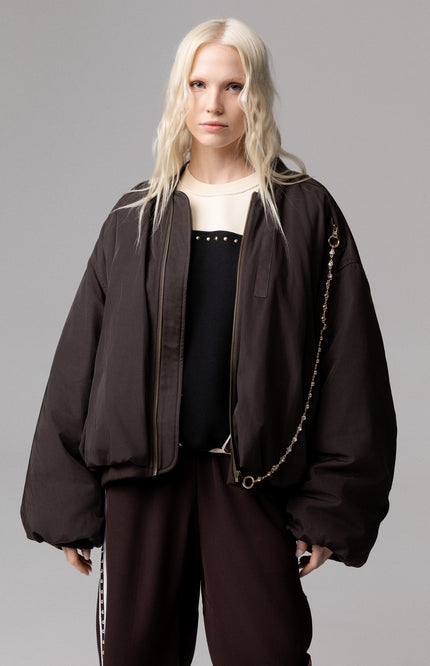 ALT Text: Fall / Winter 2027 FELPA 100% COTONE DIAGONAL CON BORCHIE AEOD0038 with fila di borchie oro lungo il profilo davanti e profili bianchi for women