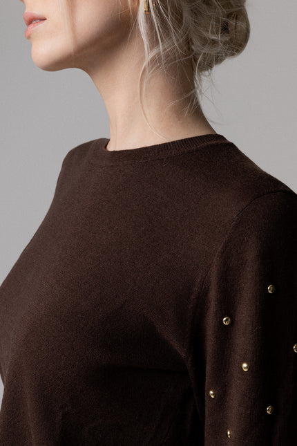 ALT Text: MARRONE MAGLIA NORMAL FIT PARICOLLO BORCHIE SULLE MANICHE for women