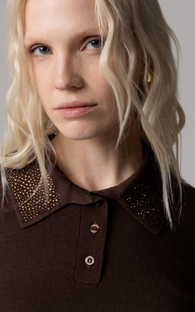 ALT Text: MARRONE MAGLIA STILE POLO CON COLLETTO STRASS for women