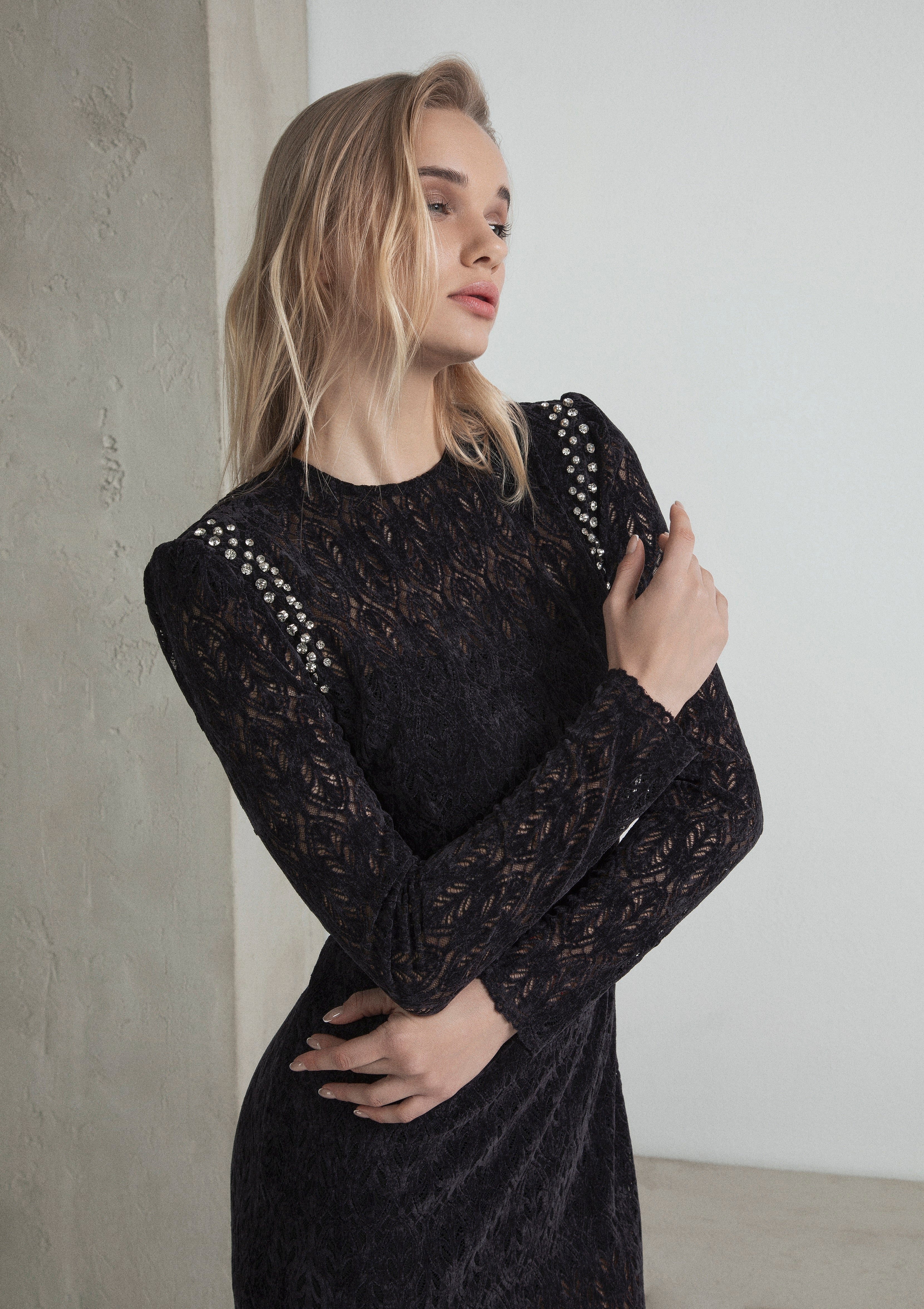 ABITO MIDI PIZZO IN VELLUTO NERO CON CRISTALLI