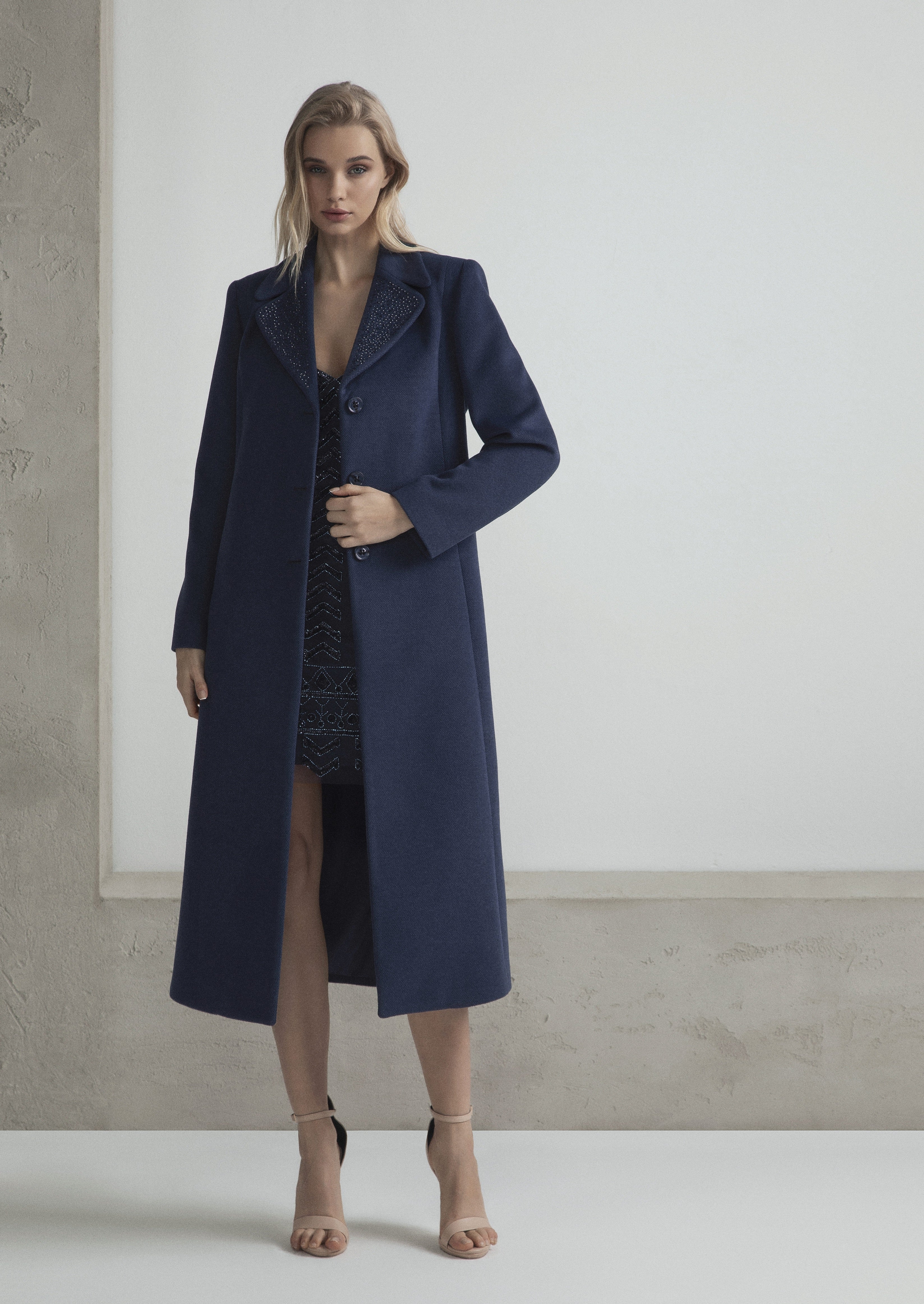 CAPPOTTO LUNGO MONOPETTO CON CRISTALLI SUL REVER
