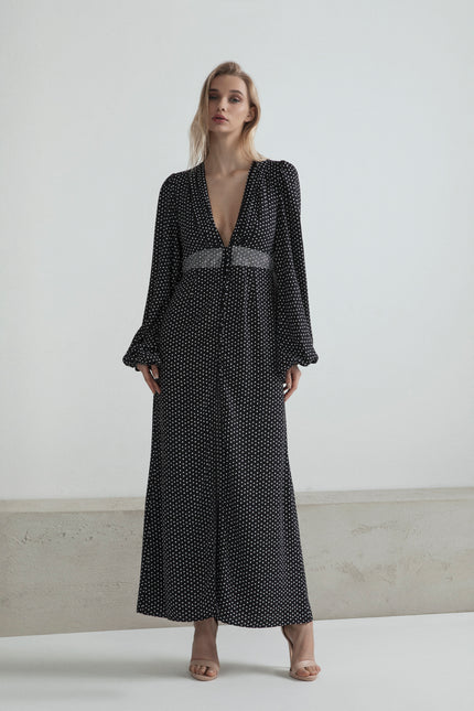 ABITO LUNGO APPLICAZIONI STRASS CON BOTTONI E SCOLLO A V