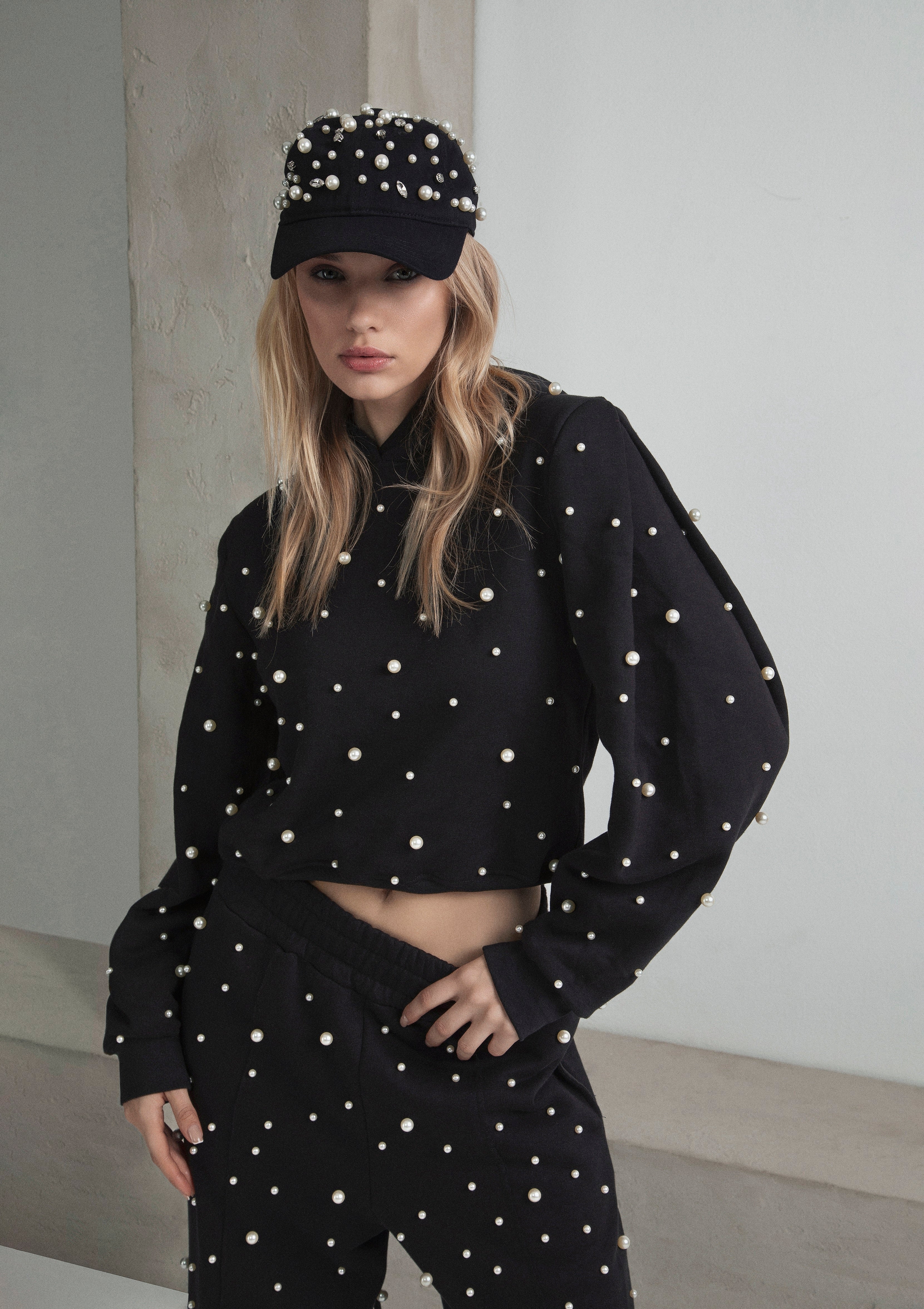 FELPA NORMAL FIT CON CAPPUCCIO  E DECORAZIONI PERLE