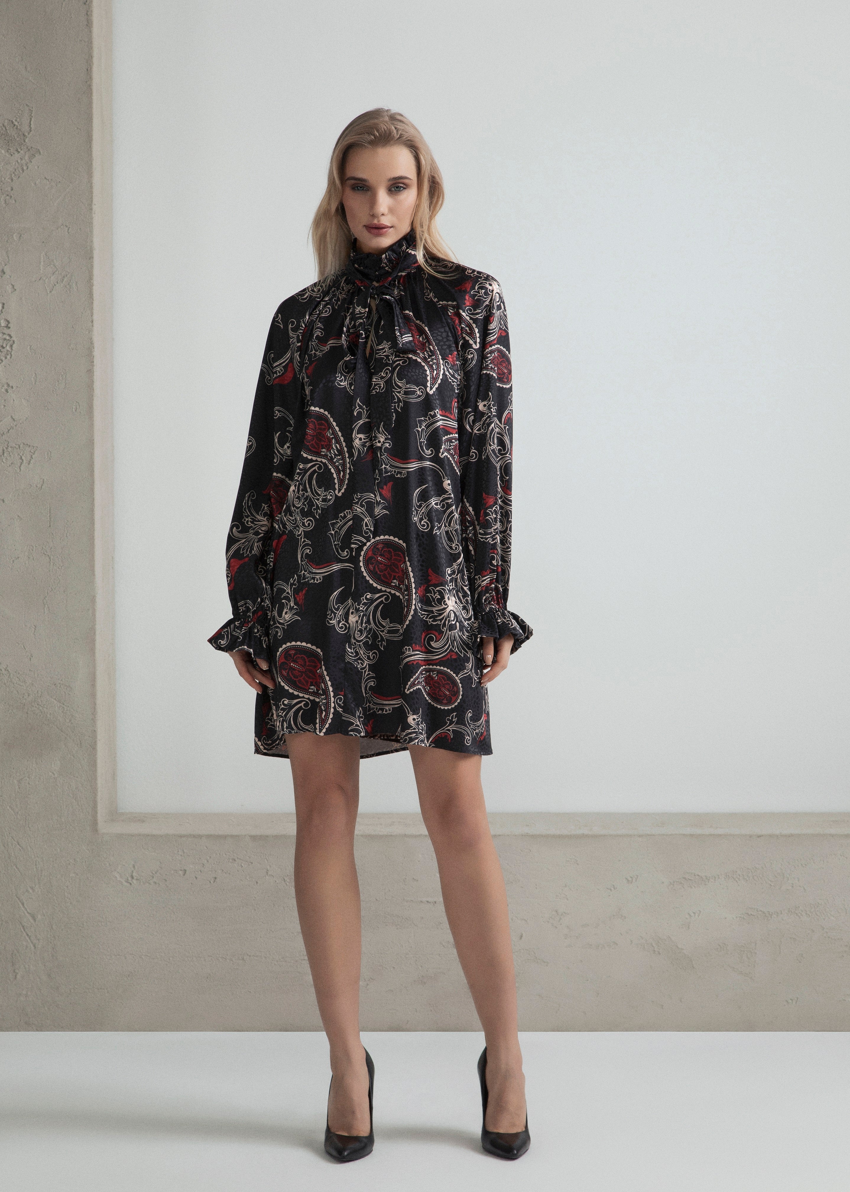 ABITO OVERSIZE COLLO ALTO E FIOCCO