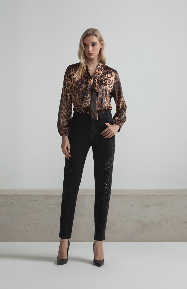 DENIM NERO A GAMBA DRITTA E TASCHE CON STRASS