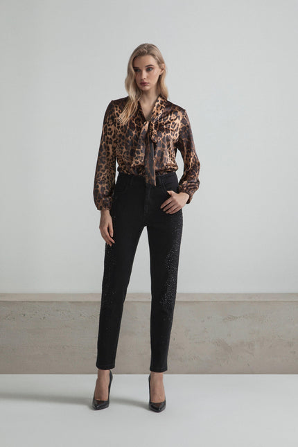 BLACK DENIM WITH STRAIGHT LEG AND RHINESTONE POCKETS