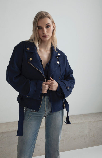 Giacca stile biker oversize grigia in misto lana con cintura.