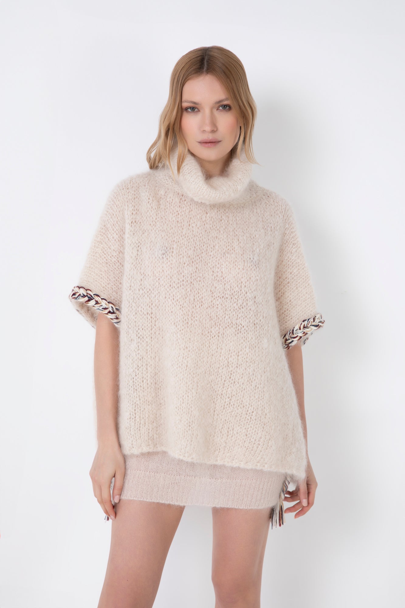 CAPPA IN MISTO LANA E MOHAIR CON DECORAZIONE TRECCIA SULLE MANICHE