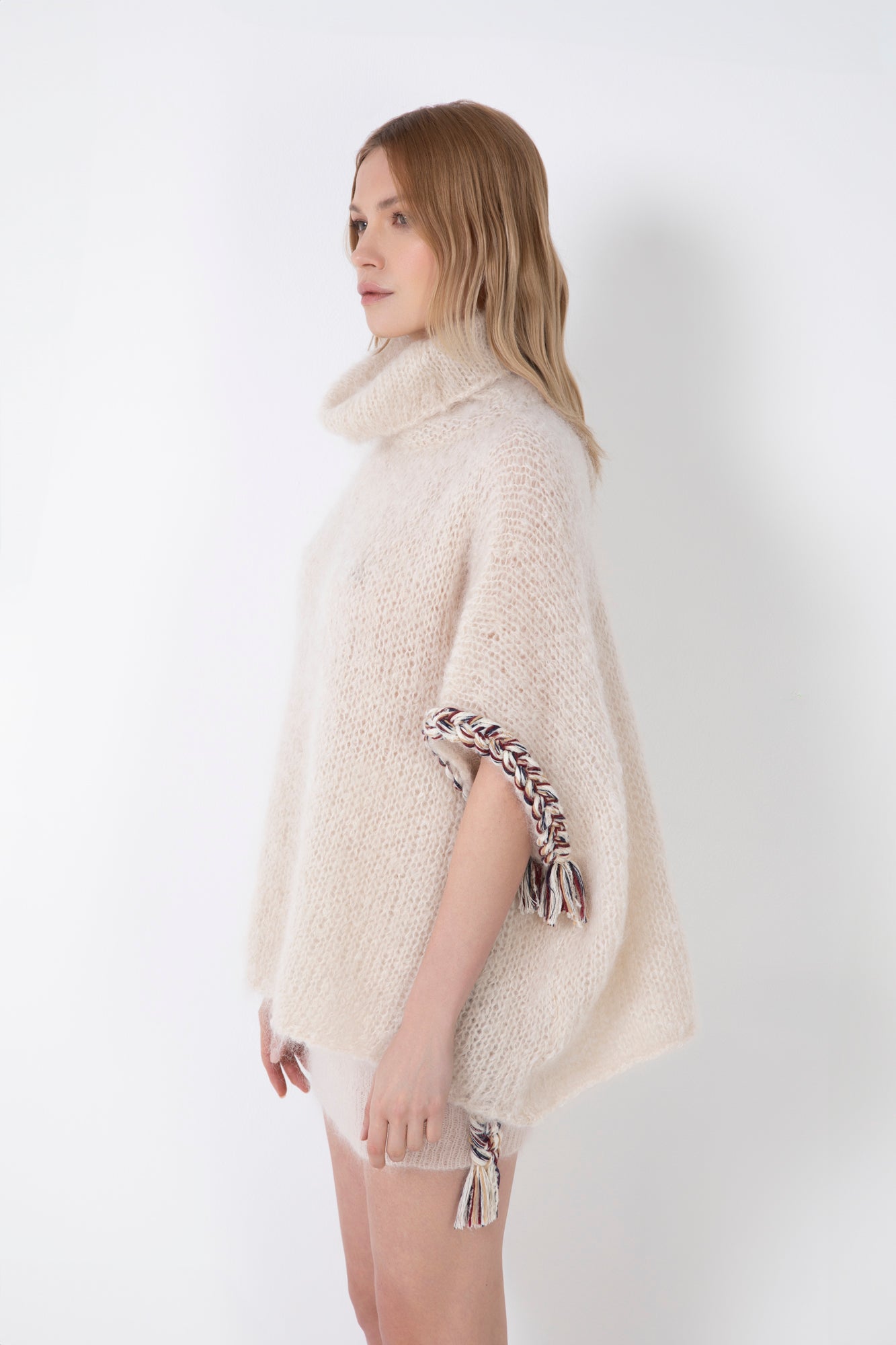 CAPPA IN MISTO LANA E MOHAIR CON DECORAZIONE TRECCIA SULLE MANICHE