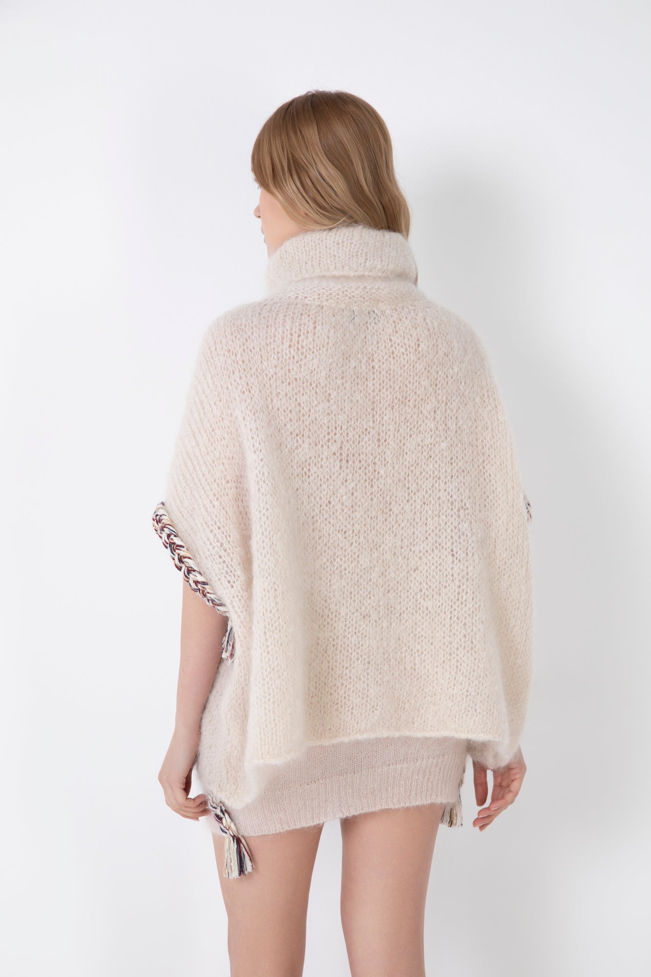 CAPPA IN MISTO LANA E MOHAIR CON DECORAZIONE TRECCIA SULLE MANICHE