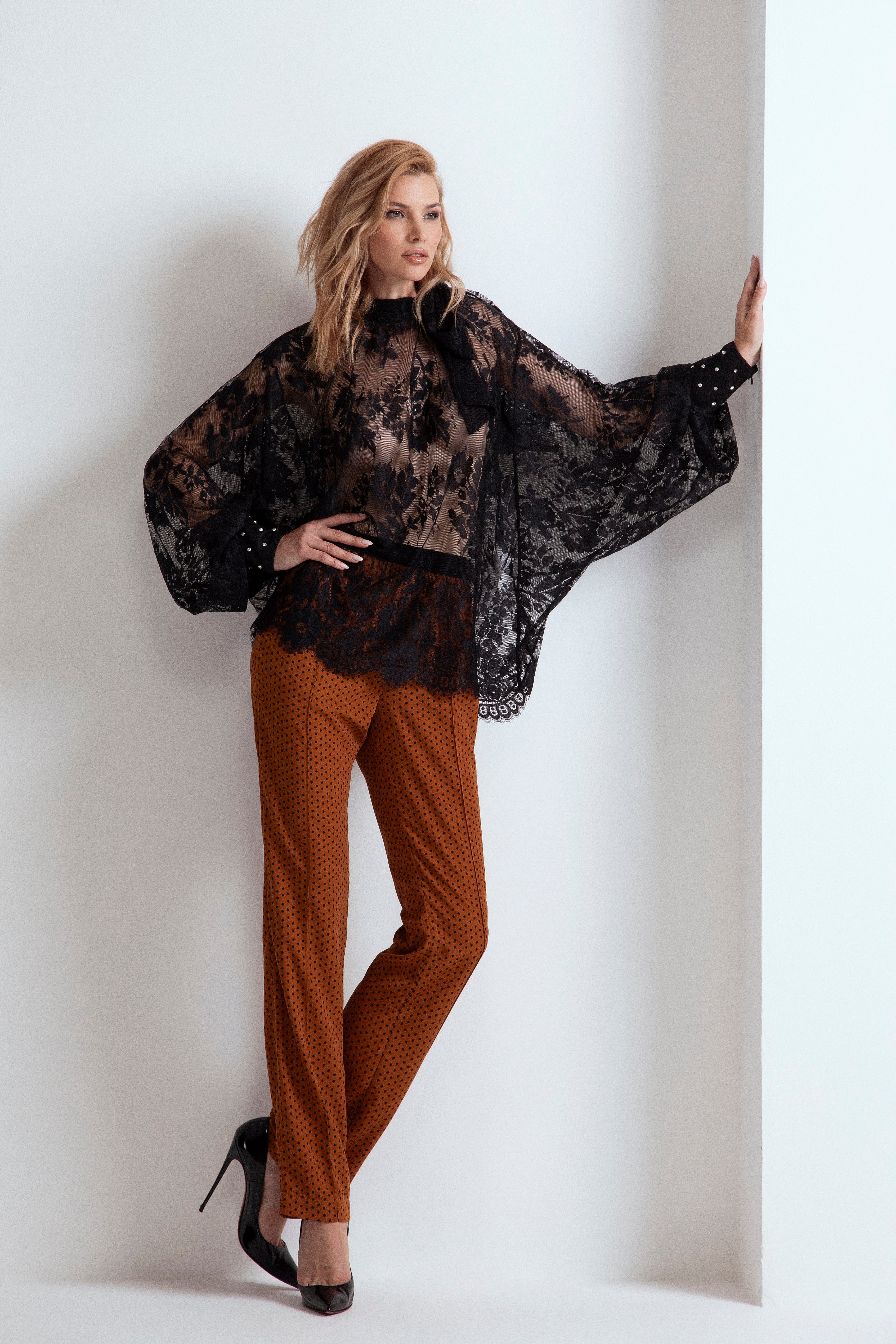 CAMICIA IN PIZZO SEMI TRASPARENTE CON POLSINO GIOIELLO