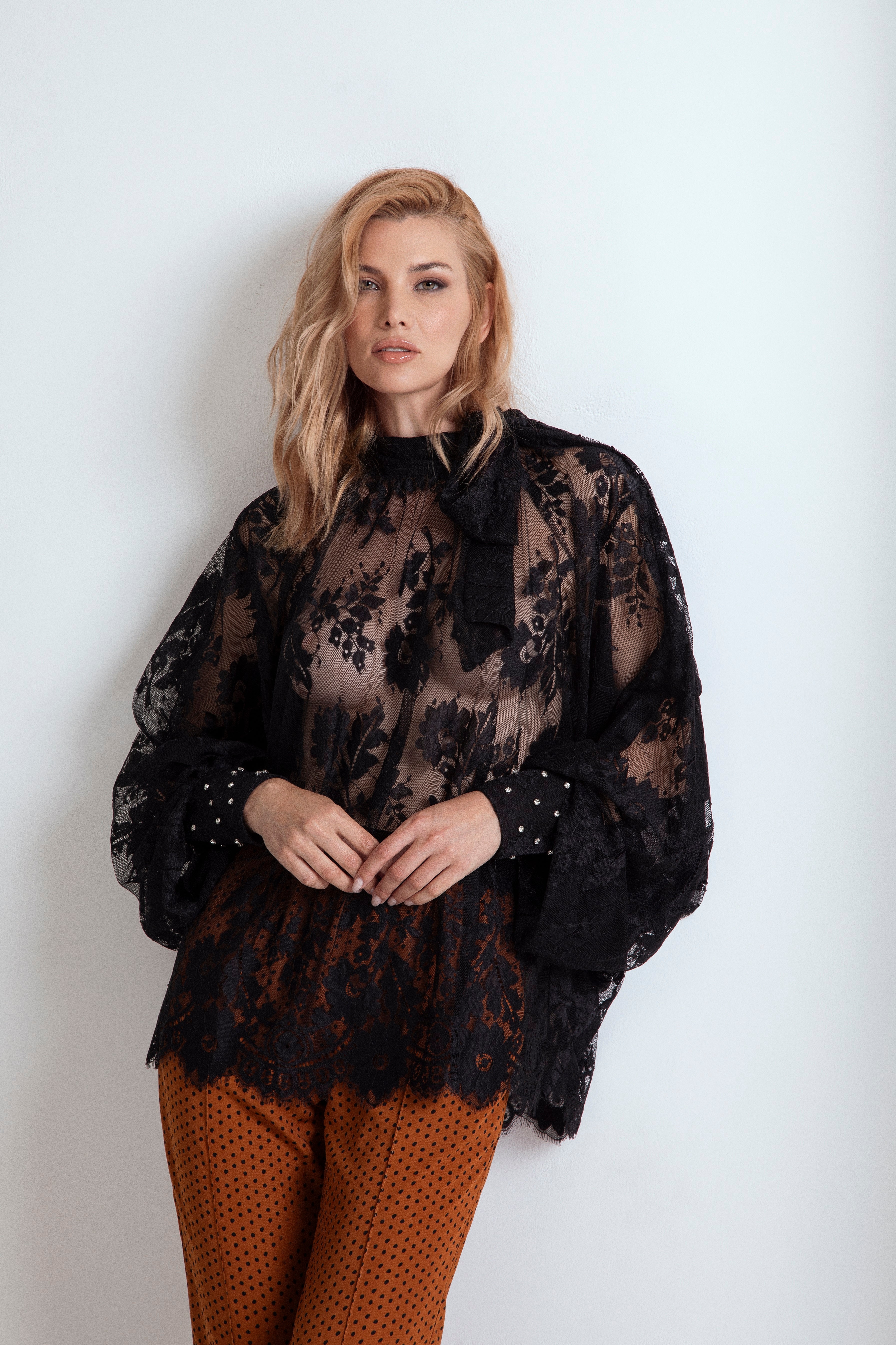 CAMICIA IN PIZZO SEMI TRASPARENTE CON POLSINO GIOIELLO