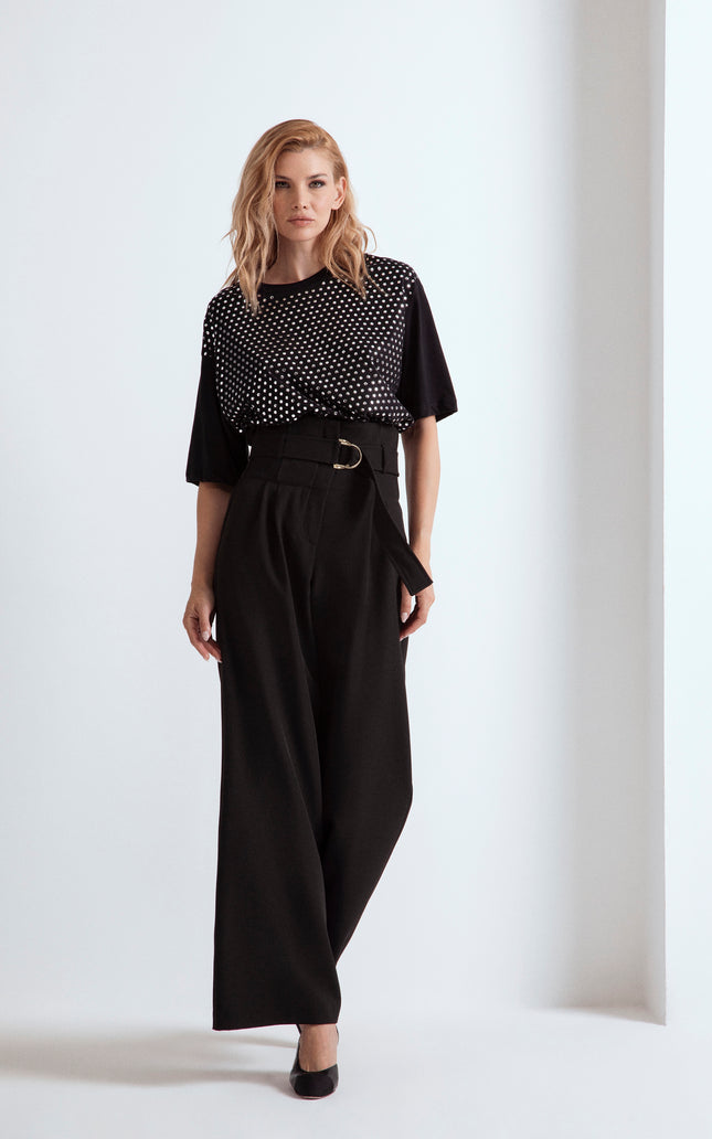 Modella indossa T-shirt Paris nera oversize con borchie sul davanti firmata Odi et Amo