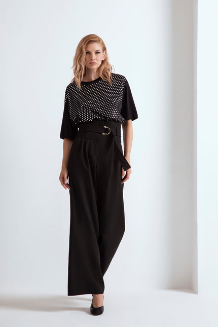 Modella indossa T-shirt Paris nera oversize con borchie sul davanti firmata Odi et Amo
