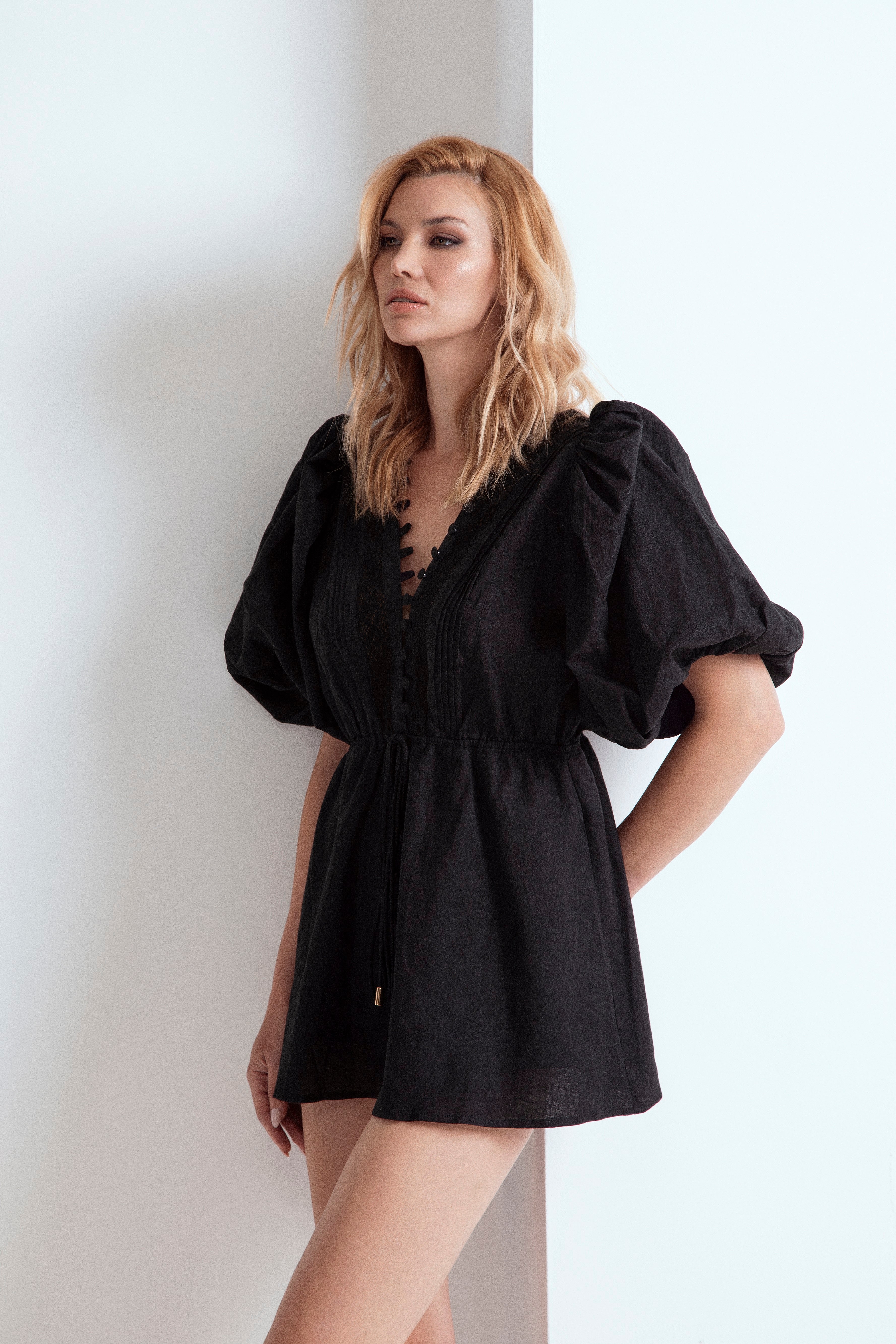 ABITO CORTO MONIA IN LINO CON RICAMO IN PIZZO SUL DAVANTI