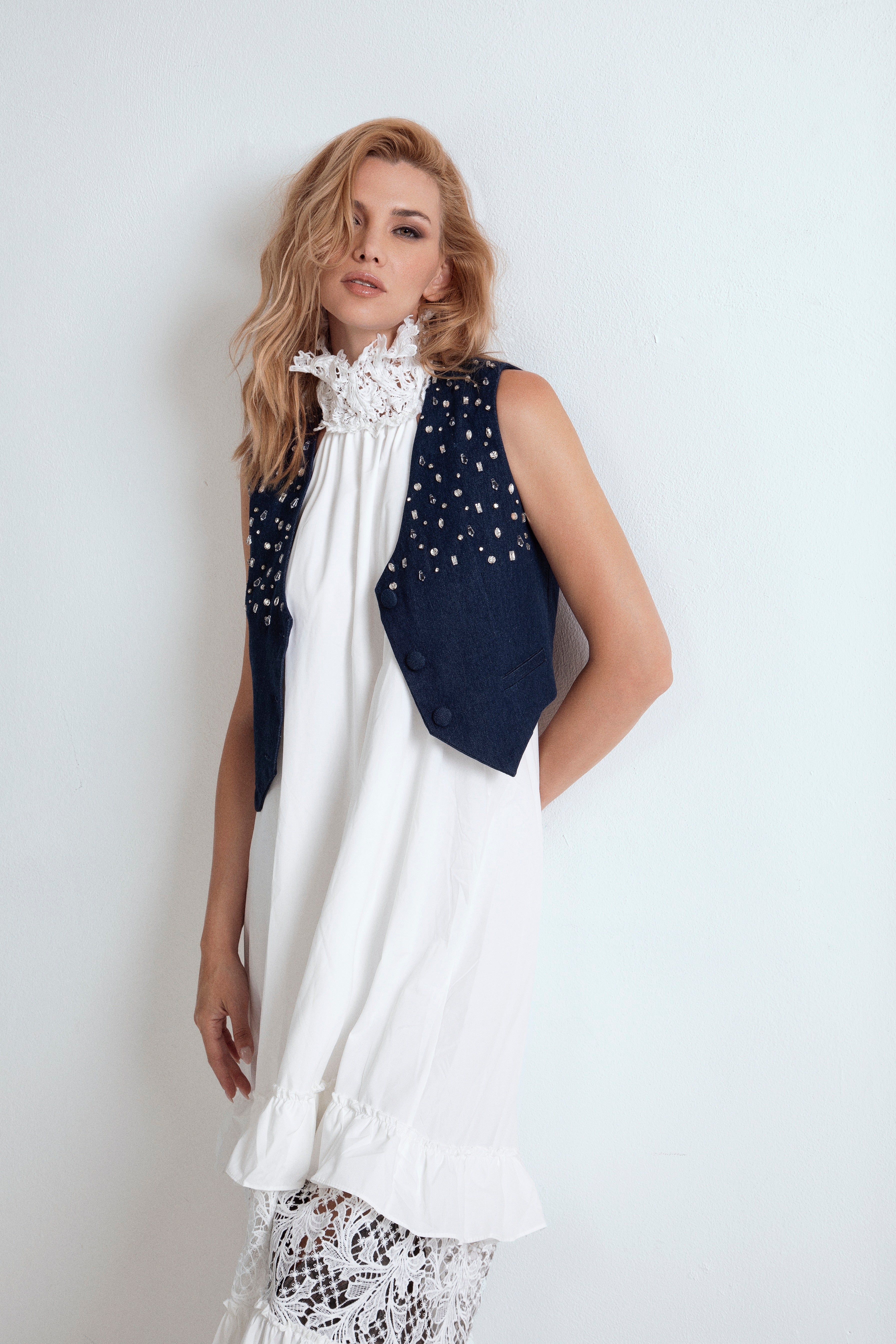 GILET IN COTONE EFFETTO DENIM RICAMATO A MANO