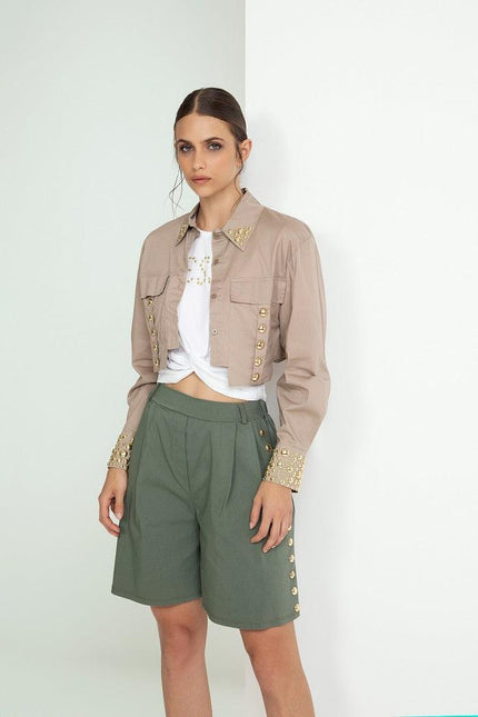 CAMICIA BEIGE STILE SAFARI CORTA CON TASCHE E BORCHIE ORO SU POLSI E COLLO