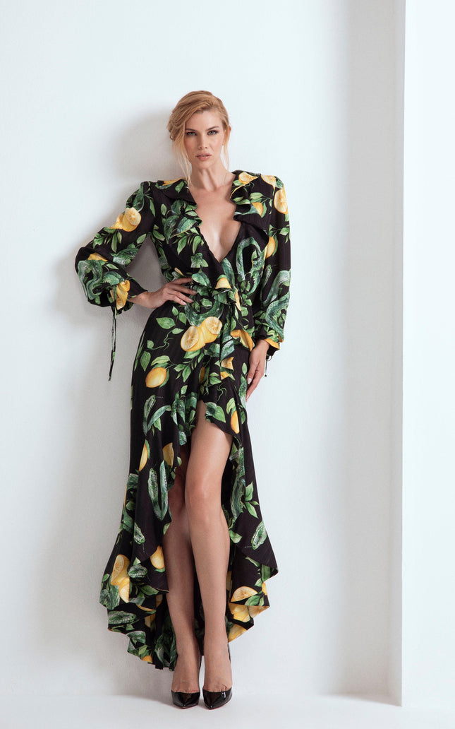 Abito lungo nero con stampa limoni e foglie, scollo profondo, spacco frontale, elegante look donna