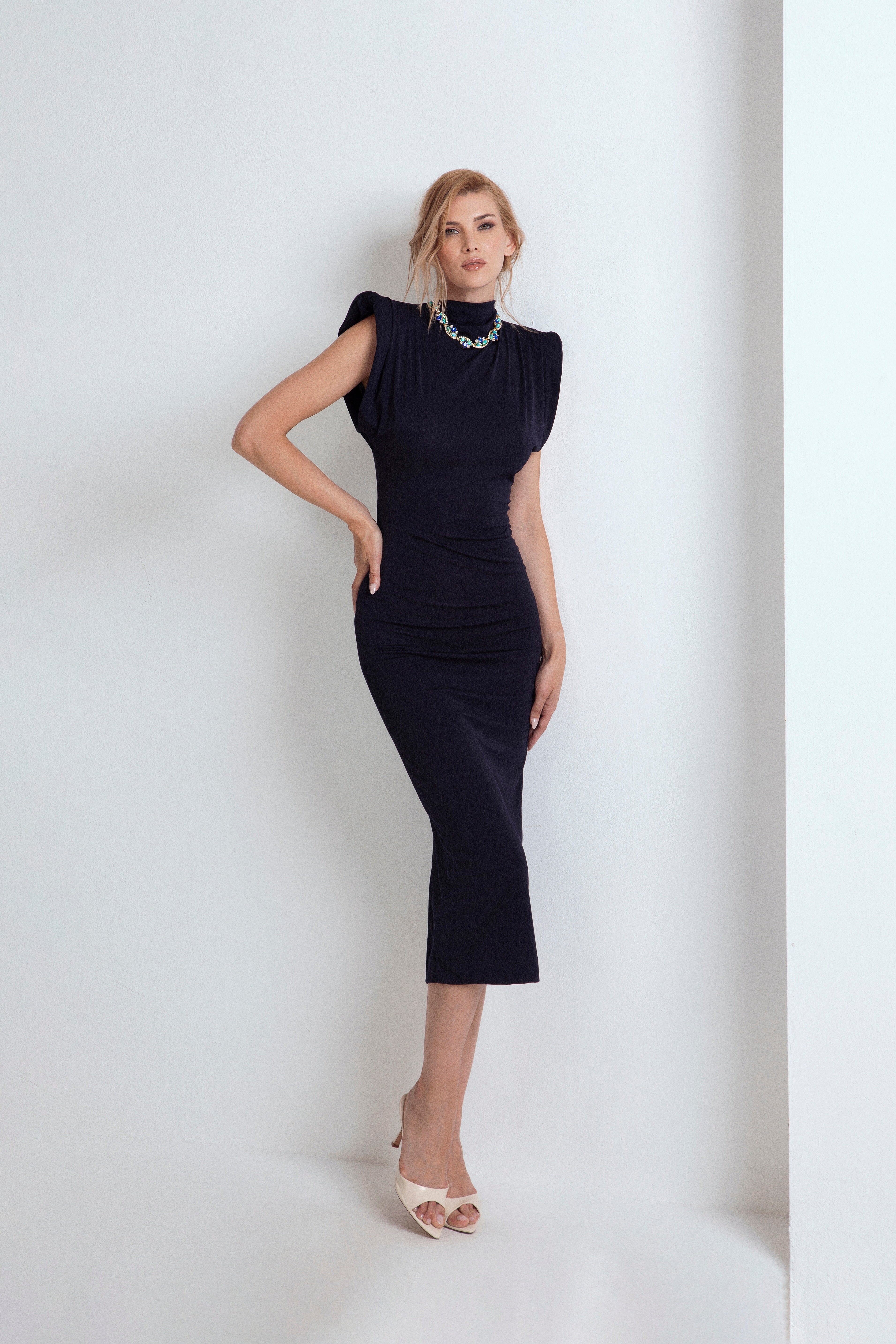 ABITO TUBINO LUNGO CON RICAMO GIOIELLO