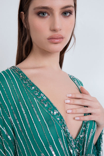 Dettaglio scollo a V caftano gioiello verde smeraldo con righe di paillettes argento