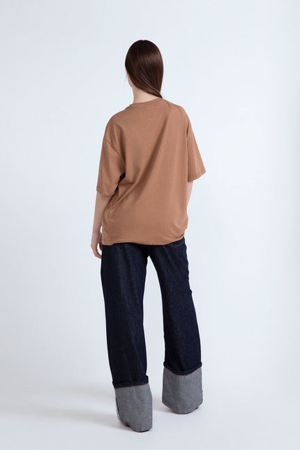 T-shirt oversize color cammello in cotone con stampa teschio di strass.