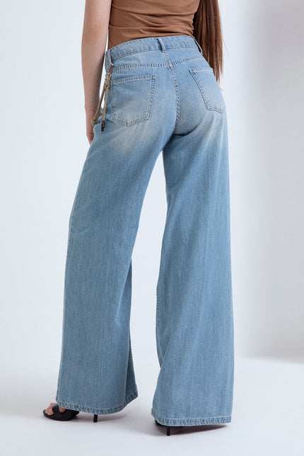 DENIM GAMBA LARGA CON CHARME