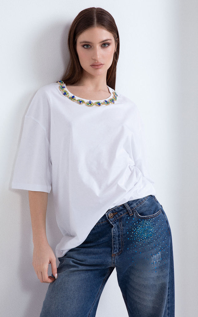 T-shirt oversize da donna bianca con applicazione pietre gioiello sul collo